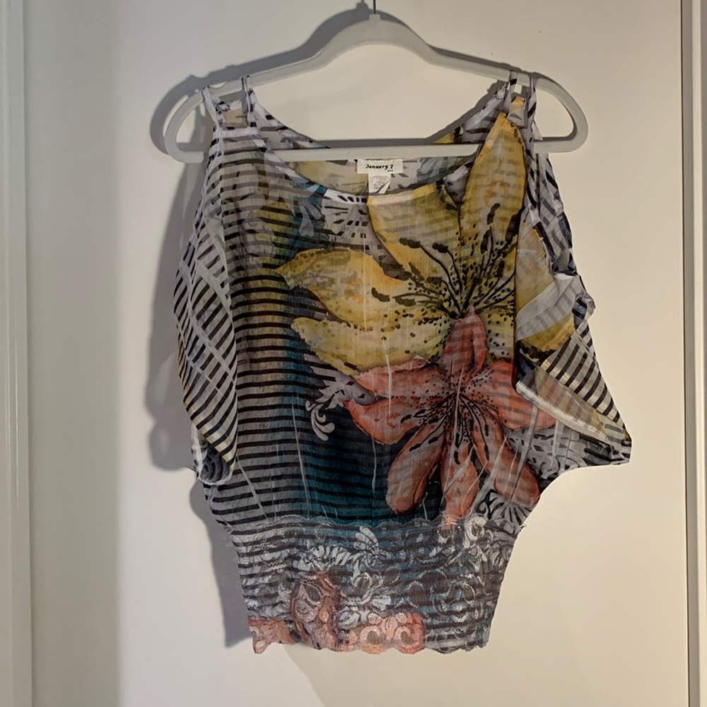 Cold-shoulder Fresh summer top. M Stretch lace bottom band Elegant under jacket